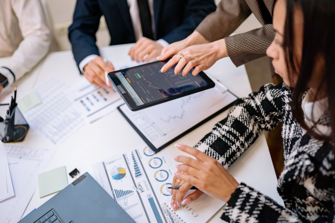 Escritório moderno Infinitlog com estações de trabalho