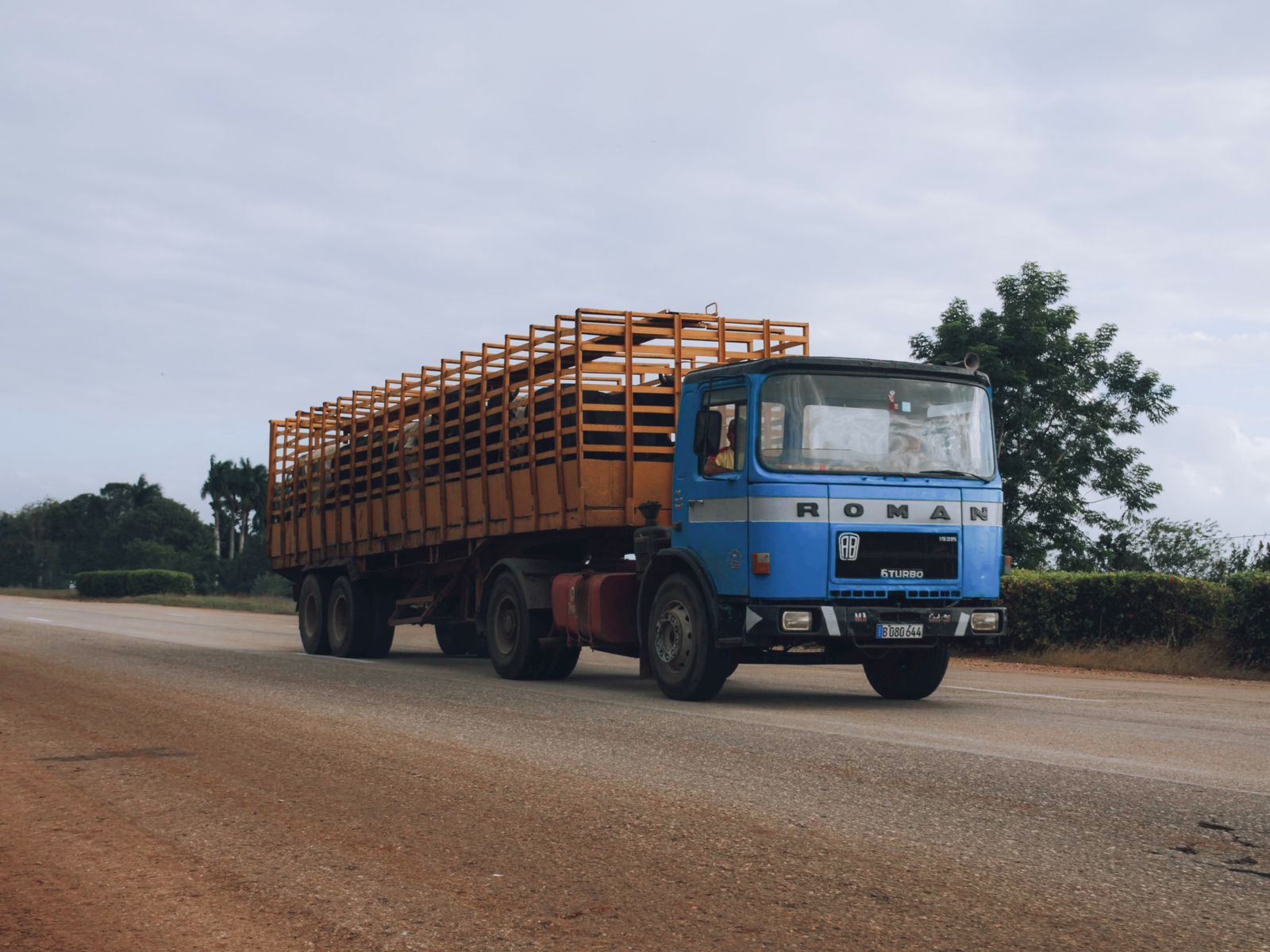 Frota de caminhões Infinitlog em rodovia